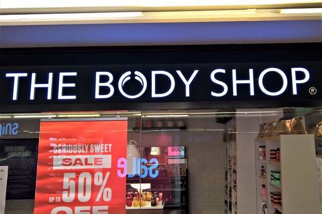 The Body Shop ist eine britische Handelskette fuer Kosmetikprodukte und Teil des brasilianischen Kosmetikhandelskonzerns Natura und Co. Sie wirbt mit dem Verzicht auf Tierversuche sowie mit der Einhaltung weiterer ethischer Grundsaetze. Foto: The Body Shop - Store in Ingolstadt