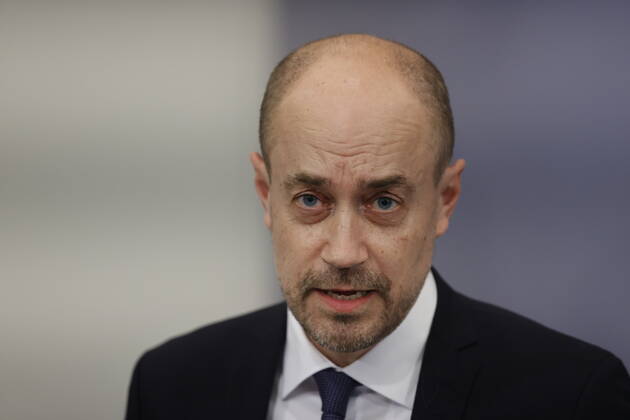 Fra venstre, direktoer for Sundhedsstyrelsen Soeren Brostroem, sundhedsminister Magnus Heunicke (S), statsminister Mette Frederiksen (S), justitsminister Nick Haekkerup (S) samt direktoer i Statens Serum Institut (SSI) Henrik Ullum ved pressemoede i Spejlsalen i Statsministeriet i Koebenhavn onsdag den 24. februar 2021. Statsministeren holder onsdag pressemoede i forbindelse med situationen omkring corona covid-19. Tidligere paa dagen blev det udmeldt, at Regeringen har indgaaet en aftale om foerste fase af en genaabning. **Pooldaekning: Kan anvendes vederlagtfrit til redaktionel omtale. Daekningen er leveret af Politiken**. , Denmark Copyright: JensxDreslingx cop105 spdk20210224-175750-L