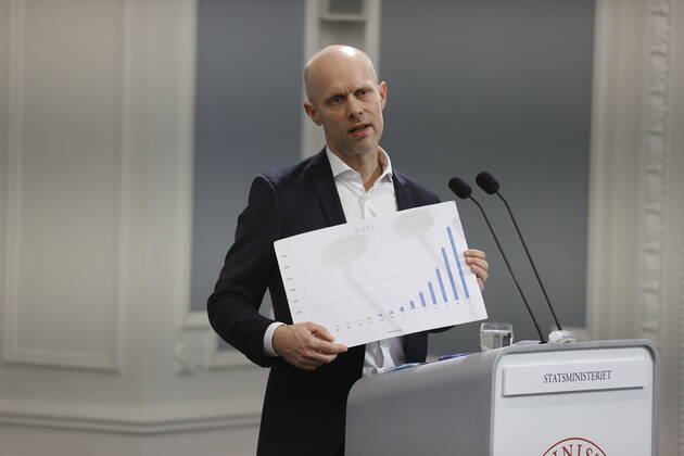 Fra venstre, direktoer for Sundhedsstyrelsen Soeren Brostroem, sundhedsminister Magnus Heunicke (S), statsminister Mette Frederiksen (S), justitsminister Nick Haekkerup (S) samt direktoer i Statens Serum Institut (SSI) Henrik Ullum ved pressemoede i Spejlsalen i Statsministeriet i Koebenhavn onsdag den 24. februar 2021. Statsministeren holder onsdag pressemoede i forbindelse med situationen omkring corona covid-19. Tidligere paa dagen blev det udmeldt, at Regeringen har indgaaet en aftale om foerste fase af en genaabning. **Pooldaekning: Kan anvendes vederlagtfrit til redaktionel omtale. Daekningen er leveret af Politiken**. , Denmark Copyright: JensxDreslingx cop105 spdk20210224-181623-L