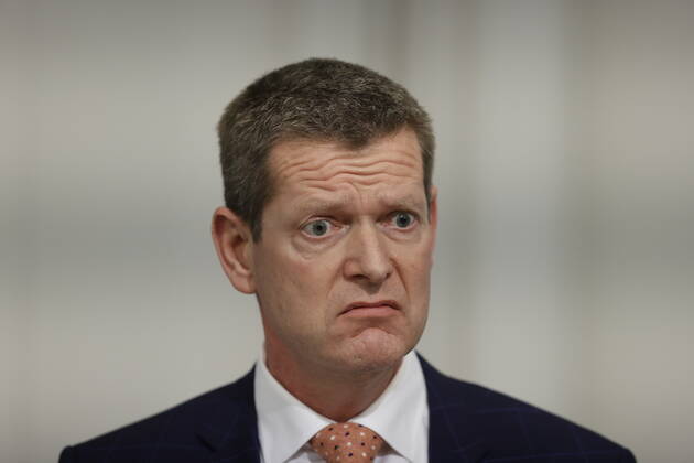 Fra venstre, direktoer for Sundhedsstyrelsen Soeren Brostroem, sundhedsminister Magnus Heunicke (S), statsminister Mette Frederiksen (S), justitsminister Nick Haekkerup (S) samt direktoer i Statens Serum Institut (SSI) Henrik Ullum ved pressemoede i Spejlsalen i Statsministeriet i Koebenhavn onsdag den 24. februar 2021. Statsministeren holder onsdag pressemoede i forbindelse med situationen omkring corona covid-19. Tidligere paa dagen blev det udmeldt, at Regeringen har indgaaet en aftale om foerste fase af en genaabning. **Pooldaekning: Kan anvendes vederlagtfrit til redaktionel omtale. Daekningen er leveret af Politiken**. , Denmark Copyright: JensxDreslingx cop105 spdk20210224-181634-L