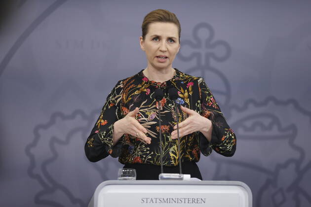 Statsminister Mette Frederiksen (S) ved pressemoede i Spejlsalen i Statsministeriet i Koebenhavn onsdag den 24. februar 2021. Statsministeren holder onsdag pressemoede i forbindelse med situationen omkring corona covid-19. Tidligere paa dagen blev det udmeldt, at Regeringen har indgaaet en aftale om foerste fase af en genaabning. **Pooldaekning: Kan anvendes vederlagtfrit til redaktionel omtale. Daekningen er leveret af Politiken**. , Copenhagen Denmark Copyright: JensxDreslingx cop105 spdk20210224-182014-L