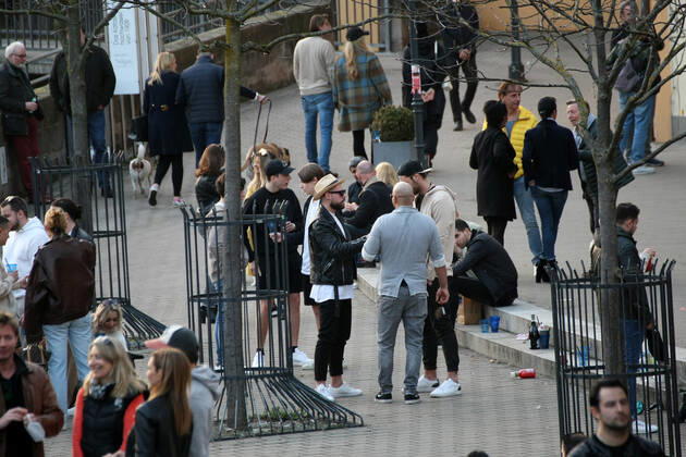 Large Crowd of People , Gatherings , Meeting for an Aperitif without Mask : The citizens of Nurnberg seem to have forgotten the existence of the Covid 19 as the incidence of infections increases during the Hard Lockdown of the Covid 19 Coronavirus Pandemie in Nurnberg , Bayern , Deutschland . February 24, 2021.