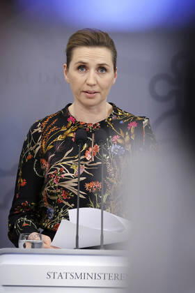 Statsminister Mette Frederiksen under pressemoedet i Spejlsalen i Statsministeriet i Koebenhavn onsdag den 24. februar 2021. Regeringen holder onsdag pressemoede i forbindelse med situationen omkring corona covid-19. Tidligere paa dagen blev det udmeldt at Regeringen har indgaaet en aftale om foerste fase af en genaabning. **Pooldaekning: Kan anvendes vederlagtfrit til redaktionel omtale. Daekningen er leveret af Politiken**. , Denmark Copyright: JensxDreslingx cop105 spdk20210224-194511-L