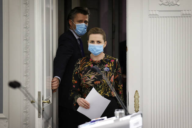 Statsminister Mette Frederiksen under pressemoedet i Spejlsalen i Statsministeriet i Koebenhavn onsdag den 24. februar 2021. Regeringen holder onsdag pressemoede i forbindelse med situationen omkring corona covid-19. Tidligere paa dagen blev det udmeldt at Regeringen har indgaaet en aftale om foerste fase af en genaabning. **Pooldaekning: Kan anvendes vederlagtfrit til redaktionel omtale. Daekningen er leveret af Politiken**. , Denmark Copyright: JensxDreslingx cop105 spdk20210224-194515-L