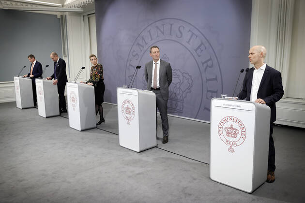 Direktoer for Sundhedsstyrelsen Soeren Brostroem, Sundhedsminister Magnus Heunicke, Statsminister Mette Frederiksen, Justitsminister Nick Haekkerup og Direktoer for Statens Serum Institut Henrik Ullum under pressemoedet i Spejlsalen i Statsministeriet i Koebenhavn onsdag den 24. februar 2021. Regeringen holder onsdag pressemoede i forbindelse med situationen omkring corona covid-19. Tidligere paa dagen blev det udmeldt at Regeringen har indgaaet en aftale om foerste fase af en genaabning. **Pooldaekning: Kan anvendes vederlagtfrit til redaktionel omtale. Daekningen er leveret af Politiken**. , Denmark Copyright: JensxDreslingx cop105 spdk20210224-194532-L