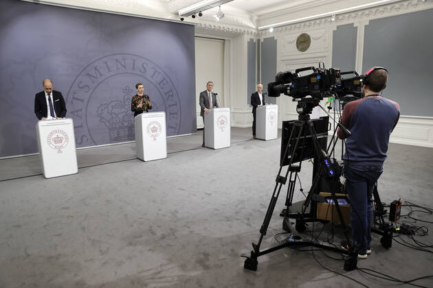 Direktoer for Sundhedsstyrelsen Soeren Brostroem, Sundhedsminister Magnus Heunicke, Statsminister Mette Frederiksen, Justitsminister Nick Haekkerup og Direktoer for Statens Serum Institut Henrik Ullum under pressemoedet i Spejlsalen i Statsministeriet i Koebenhavn onsdag den 24. februar 2021. Regeringen holder onsdag pressemoede i forbindelse med situationen omkring corona covid-19. Tidligere paa dagen blev det udmeldt at Regeringen har indgaaet en aftale om foerste fase af en genaabning. **Pooldaekning: Kan anvendes vederlagtfrit til redaktionel omtale. Daekningen er leveret af Politiken**. , Denmark Copyright: JensxDreslingx cop105 spdk20210224-194541-L