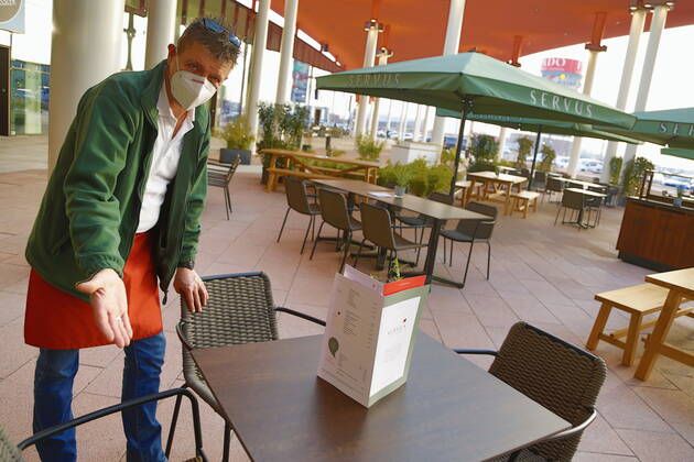 Corona-Situation im Outlet-Center Parndorf, 23.02.2021 Corona-Pandemie, Corona, Corona-Virus, CoV 2, Covid 19, Sars, Virus, Virusinfektion, Pandemie, CoronakriseKrise, Viruserkrankung, Coronavirus, SARS-CoV-2 Restaurant SERVUS im PADO Gastronomie, Wirtschaftskrise, Wirtschaft, Gastgewerbe, Restaurant, Gastronomie, Gasthäuser, Gasthaus, Gaststätte, Restaurant, Schenke, Bar, Geschlossen, geschlossene Lokale, geschlossenes Restaurant, zu Tische, Stühle Maskenpflicht, FFP - Maske, FFP2 - Maske, Mund - Nasenschutzmasken, Atemschutzmaske, Atemmaske, Gesichtsmaske, Mund-Nasen-Masken, Schutzmaske, MNS, Mund-Nasen-Schutz, Einwegmasken, Einwegmaske, Papiermasken, Corona-Mundschutz, Maskentragen, Maske Wien Austria