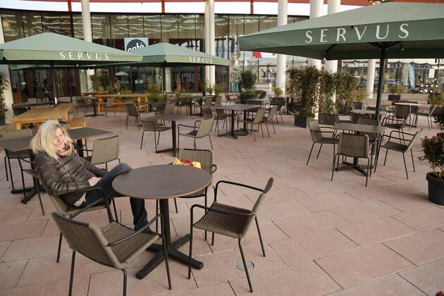 Corona-Situation im Outlet-Center Parndorf, 23.02.2021 Corona-Pandemie, Corona, Corona-Virus, CoV 2, Covid 19, Sars, Virus, Virusinfektion, Pandemie, CoronakriseKrise, Viruserkrankung, Coronavirus, SARS-CoV-2 Restaurant SERVUS im PADO Gastronomie, Wirtschaftskrise, Wirtschaft, Gastgewerbe, Restaurant, Gastronomie, Gasthäuser, Gasthaus, Gaststätte, Restaurant, Schenke, Bar, Geschlossen, geschlossene Lokale, geschlossenes Restaurant, zu Tische, Stühle Wien Austria