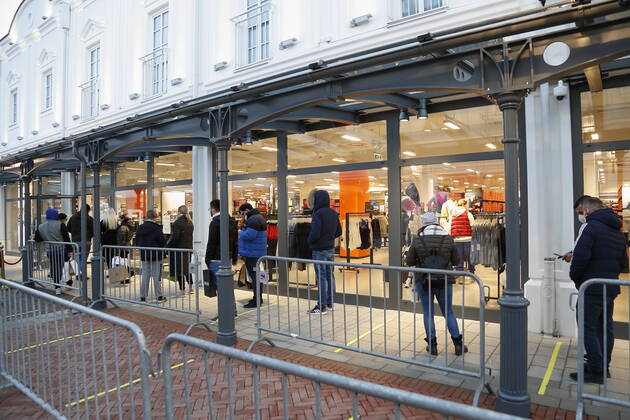 Corona-Situation im Outlet-Center Parndorf, 23.02.2021 Corona-Pandemie, Corona, Corona-Virus, CoV 2, Covid 19, Sars, Virus, Virusinfektion, Pandemie, CoronakriseKrise, Viruserkrankung, Coronavirus, SARS-CoV-2 Wieder geöffneter Handel Geschäft, Geschöfte, geöffnet, offen, offene Menschenschlange, Menschenschlangen, Käufer Maskenpflicht, FFP - Maske, FFP2 - Maske, Mund - Nasenschutzmasken, Atemschutzmaske, Atemmaske, Gesichtsmaske, Mund-Nasen-Masken, Schutzmaske, MNS, Mund-Nasen-Schutz, Einwegmasken, Einwegmaske, Papiermasken, Corona-Mundschutz, Maskentragen, Maske Wien Austria