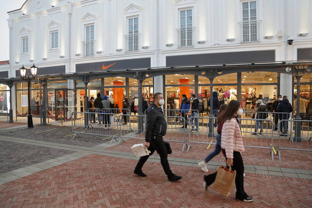 Corona-Situation im Outlet-Center Parndorf, 23.02.2021 Corona-Pandemie, Corona, Corona-Virus, CoV 2, Covid 19, Sars, Virus, Virusinfektion, Pandemie, CoronakriseKrise, Viruserkrankung, Coronavirus, SARS-CoV-2 Wieder geöffneter Handel Geschäft, Geschöfte, geöffnet, offen, offene Menschenschlange, Menschenschlangen, Käufer Maskenpflicht, FFP - Maske, FFP2 - Maske, Mund - Nasenschutzmasken, Atemschutzmaske, Atemmaske, Gesichtsmaske, Mund-Nasen-Masken, Schutzmaske, MNS, Mund-Nasen-Schutz, Einwegmasken, Einwegmaske, Papiermasken, Corona-Mundschutz, Maskentragen, Maske Wien Austria