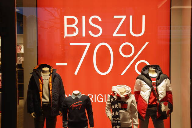 Corona-Situation im Outlet-Center Parndorf, 23.02.2021 Corona-Pandemie, Corona, Corona-Virus, CoV 2, Covid 19, Sars, Virus, Virusinfektion, Pandemie, CoronakriseKrise, Viruserkrankung, Coronavirus, SARS-CoV-2 Wieder geöffneter Handel Geschäft, Geschöfte, geöffnet, offen, offene Sale, Ausverkauf, Rausverkauf, Abverkauf Wien Austria