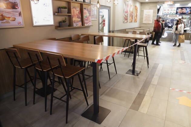 Corona-Situation im Outlet-Center Parndorf, 23.02.2021 Corona-Pandemie, Corona, Corona-Virus, CoV 2, Covid 19, Sars, Virus, Virusinfektion, Pandemie, CoronakriseKrise, Viruserkrankung, Coronavirus, SARS-CoV-2 Gastronomie, Wirtschaftskrise, Wirtschaft, Gastgewerbe, Restaurant, Gastronomie, Gasthäuser, Gasthaus, Gaststätte, Restaurant, Schenke, Bar, Geschlossen, geschlossene Lokale, geschlossenes Restaurant, zu Tische, Stühle Wien Austria