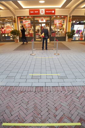 Corona-Situation im Outlet-Center Parndorf, 23.02.2021 Corona-Pandemie, Corona, Corona-Virus, CoV 2, Covid 19, Sars, Virus, Virusinfektion, Pandemie, CoronakriseKrise, Viruserkrankung, Coronavirus, SARS-CoV-2 Wieder geöffneter Handel Geschäft, Geschöfte, geöffnet, offen, offene Anstellen Abstand halten Wien Austria