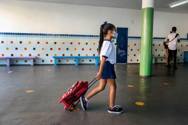 COVID-19 Back To School RIO DE JANEIRO, BRAZIL, FEB 24: COVID-19 BACK TO SCHOOL- Public elementary schools reopen after almost a year of pandemic recess. Child in social distance wearing mask on arrival at school on February 24, 2021. ( Photo by Chico Ferreira Penta Press ) Rio de Janeiro Brazil 6203_232797 Copyright: xChicoxFerreira PentaxPressx
