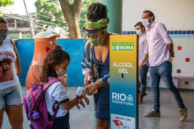 COVID-19 Back To School RIO DE JANEIRO, BRAZIL, FEB 24: COVID-19 BACK TO SCHOOL- Public elementary schools reopen after almost a year of pandemic recess. Student body temperature check at entrance on February 24, 2021. ( Photo by Chico Ferreira Penta Press ) Rio de Janeiro Brazil 6203_232801 Copyright: xChicoxFerreira PentaxPressx