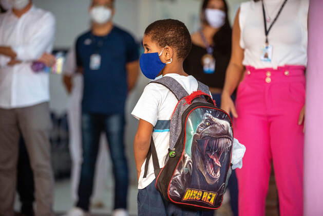 COVID-19 Back To School RIO DE JANEIRO, BRAZIL, FEB 24: COVID-19 BACK TO SCHOOL- Public elementary schools reopen after almost a year of pandemic recess. Child in social distance wearing mask on arrival at school on February 24, 2021. ( Photo by Chico Ferreira Penta Press ) Rio de Janeiro Brazil 6203_232802 Copyright: xChicoxFerreira PentaxPressx