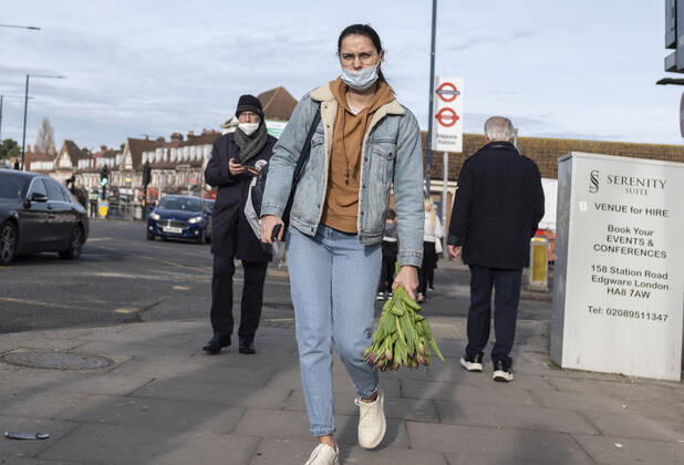 February 23, 2021, London, United Kingdom: A general street scene of people in north London, United Kingdom on February 23, 2021. Prime Minister Boris Johnson unveils plan to end England restrictions. A new four-step plan to ease England s lockdown could see all legal limits on social contact lifted by 21 June, if strict conditions are met. London United Kingdom - ZUMAj323 20210223_zip_j323_003 Copyright: xMayxJamesx