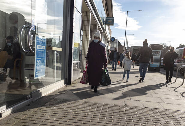 February 23, 2021, London, United Kingdom: A general street scene of people in north London, United Kingdom on February 23, 2021. Prime Minister Boris Johnson unveils plan to end England restrictions. A new four-step plan to ease England s lockdown could see all legal limits on social contact lifted by 21 June, if strict conditions are met. London United Kingdom - ZUMAj323 20210223_zip_j323_005 Copyright: xMayxJamesx