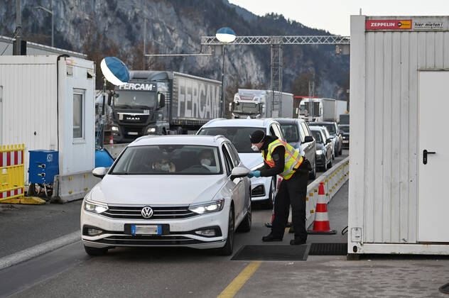 Grenzkontrollen an der oesterreichisch deutschen Grenze ,Grenzuebergang Kiefersfelden Grenzpolizisten kontrollieren Autofahrer bei der Einreise von Tirol Oesterreich nach Bayern Deutschland.