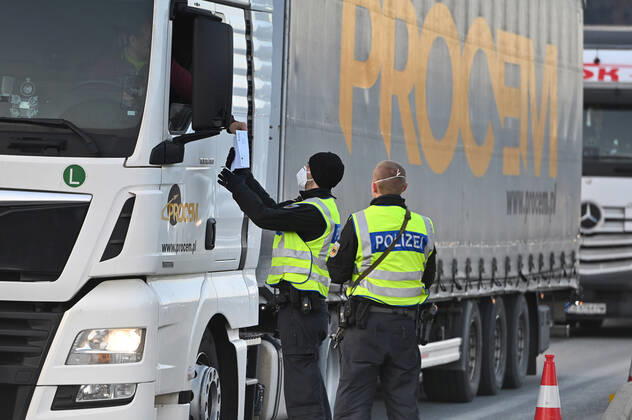 Grenzkontrollen an der oesterreichisch deutschen Grenze ,Grenzuebergang Kiefersfelden Grenzpolizisten kontrollieren LKW.Lastkraftwagen,Gueterverker,Lieferkette bei der Einreise von Tirol Oesterreich nach Bayern Deutschland.