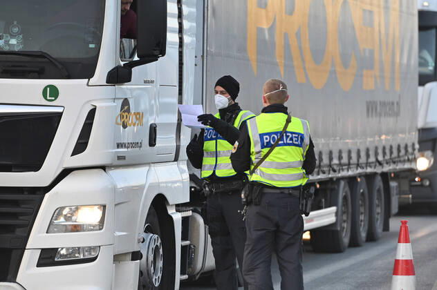 Grenzkontrollen an der oesterreichisch deutschen Grenze ,Grenzuebergang Kiefersfelden Grenzpolizisten kontrollieren LKW.Lastkraftwagen,Gueterverker,Lieferkette bei der Einreise von Tirol Oesterreich nach Bayern Deutschland.