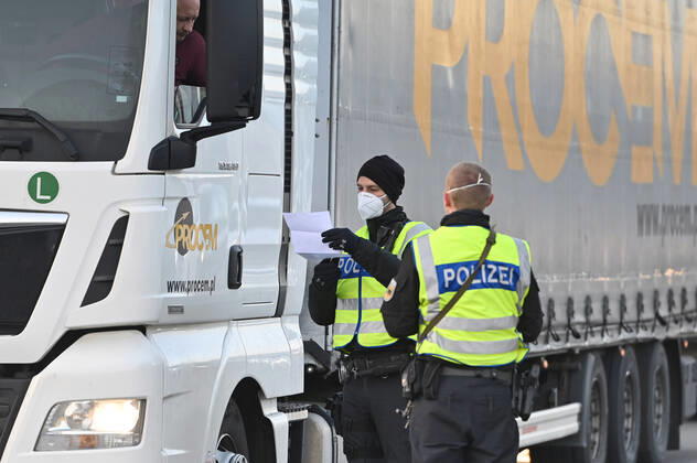 Grenzkontrollen an der oesterreichisch deutschen Grenze ,Grenzuebergang Kiefersfelden Grenzpolizisten kontrollieren LKW.Lastkraftwagen,Gueterverker,Lieferkette bei der Einreise von Tirol Oesterreich nach Bayern Deutschland.