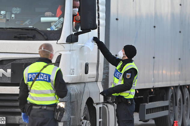 Grenzkontrollen an der oesterreichisch deutschen Grenze ,Grenzuebergang Kiefersfelden Grenzpolizisten kontrollieren LKW.Lastkraftwagen,Gueterverker,Lieferkette bei der Einreise von Tirol Oesterreich nach Bayern Deutschland.