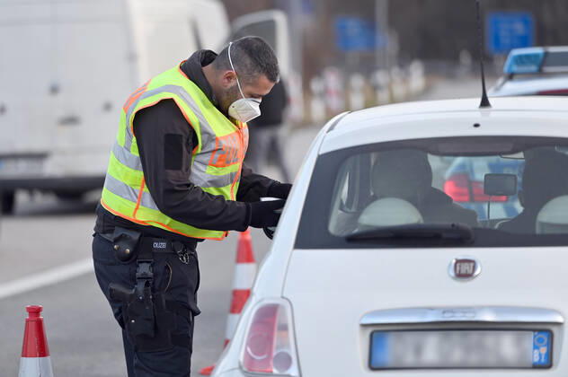 Grenzkontrollen an der oesterreichisch deutschen Grenze ,Grenzuebergang Kiefersfelden Grenzpolizisten kontrollieren Autofahrer bei der Einreise von Tirol Oesterreich nach Bayern Deutschland.
