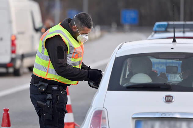Grenzkontrollen an der oesterreichisch deutschen Grenze ,Grenzuebergang Kiefersfelden Grenzpolizisten kontrollieren Autofahrer bei der Einreise von Tirol Oesterreich nach Bayern Deutschland.