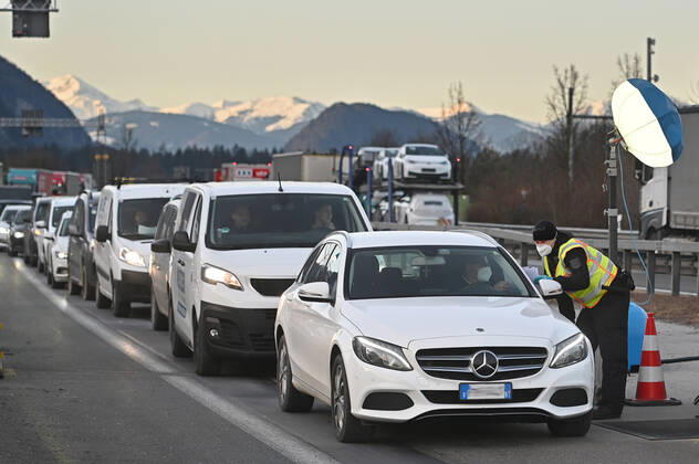 Grenzkontrollen an der oesterreichisch deutschen Grenze ,Grenzuebergang Kiefersfelden Grenzpolizisten kontrollieren Autofahrer bei der Einreise von Tirol Oesterreich nach Bayern Deutschland.