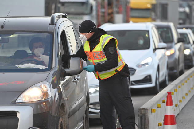 Grenzkontrollen an der oesterreichisch deutschen Grenze ,Grenzuebergang Kiefersfelden Grenzpolizisten kontrollieren Autofahrer bei der Einreise von Tirol Oesterreich nach Bayern Deutschland.