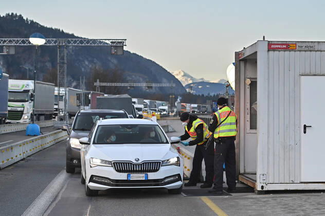 Grenzkontrollen an der oesterreichisch deutschen Grenze ,Grenzuebergang Kiefersfelden Grenzpolizisten kontrollieren Autofahrer bei der Einreise von Tirol Oesterreich nach Bayern Deutschland.