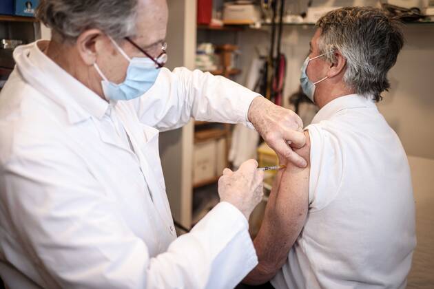 Coronavirus in Frankreich, Allgemeinarzt in Clamart verabreicht AstraZeneca Impfungen Clamart, France le 25 fevrier 2021 - Un medecin generaliste vaccine contre la Covid 19 a son cabinet ses premiers patients avec le vaccin AstraZeneca - A general practitioner vaccinates his first patients against Covid 19 with the AstraZeneca vaccine in his office  Copyright: xLucxNoboutx