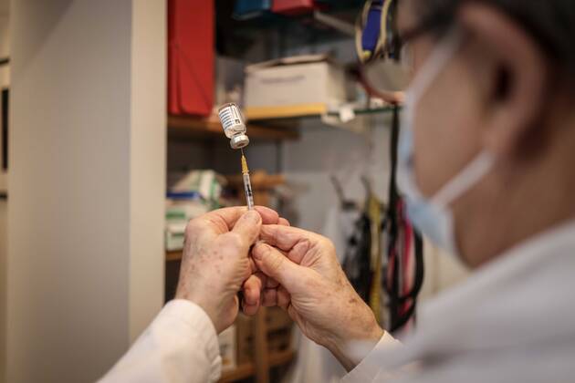 Coronavirus in Frankreich, Allgemeinarzt in Clamart verabreicht AstraZeneca Impfungen Clamart, France le 25 fevrier 2021 - Un medecin generaliste vaccine contre la Covid 19 a son cabinet ses premiers patients avec le vaccin AstraZeneca - A general practitioner vaccinates his first patients against Covid 19 with the AstraZeneca vaccine in his office  Copyright: xLucxNoboutx