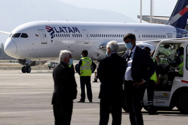 Santiago 25 February 2021 The President of the Republic Sebastian Pinera accompanied by the Ministers of Health Enrique Pairis and Science Andres Couve receive third shipment of Sinovac vaccine against Covid 19, at Arturo Merino Benitez airport Javier Salvo Aton Chile, Santiago Chile Aton Chile 490928  Copyright: JAVIERxSALVO ATONCHILE