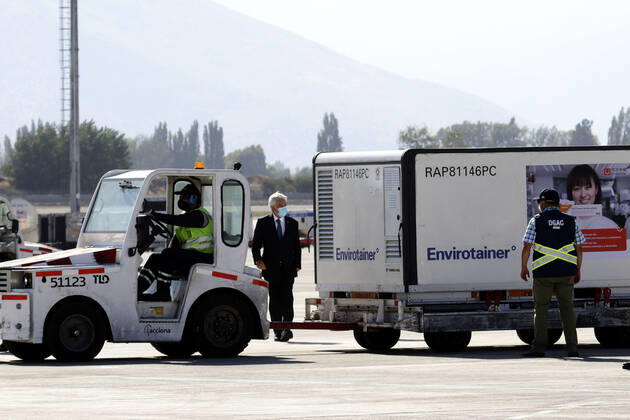 Santiago 25 February 2021 The President of the Republic Sebastian Pinera accompanied by the Ministers of Health Enrique Pairis and Science Andres Couve receive third shipment of Sinovac vaccines against Covid 19, at Arturo Merino Benitez airport Javier Salvo Aton Chile, Santiago Chile Aton Chile 490930  Copyright: JAVIERxSALVO ATONCHILE