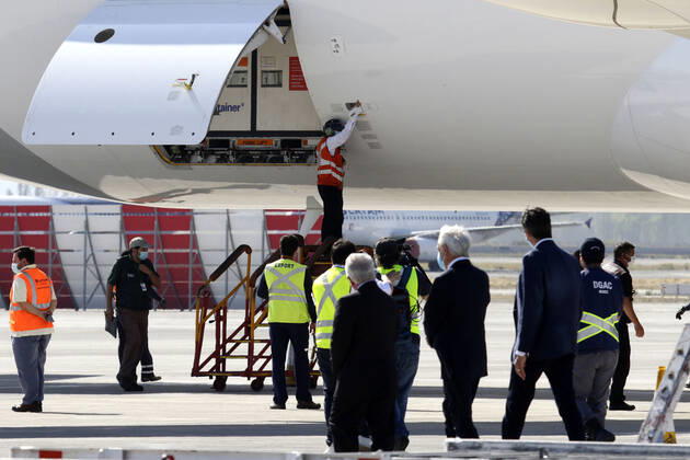 Santiago 25 February 2021 The President of the Republic Sebastian Pinera accompanied by the Ministers of Health Enrique Pairis and Science Andres Couve receive third shipment of Sinovac vaccines against Covid 19, at Arturo Merino Benitez airport Javier Salvo Aton Chile, Santiago Chile Aton Chile 490931  Copyright: JAVIERxSALVO ATONCHILE