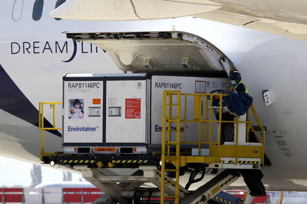Santiago 25 February 2021 The President of the Republic Sebastian Pinera accompanied by the Ministers of Health Enrique Pairis and Science Andres Couve receive third shipment of Sinovac vaccines against Covid 19, at Arturo Merino Benitez airport Javier Salvo Aton Chile, Santiago Chile Aton Chile 490953  Copyright: JAVIERxSALVO ATONCHILE