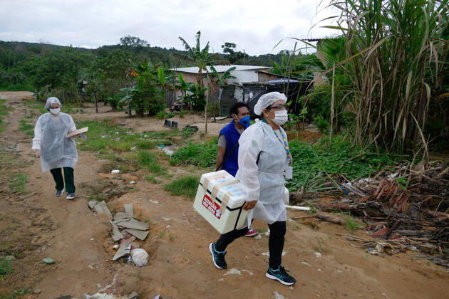 Bilder des Jahres 2021, News 02 Februar News Themen der Woche KW08 News Bilder des Tages MANAUS, AM - 25.02.2021: ÍNDIOS DE 70 E MAIS SÃO VACINADOS MANAUS - Indigenous people aged 70 and over, from the Parque das Tribos community in Manaus (AM), are vaccinated this Thursday morning (25), with the AstraZeneca Oxford immunizer. Nurses are also doing CRP testing on indigenous people with Covid-19 symptoms. x2036033x  SandroxPereira