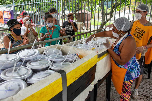 COVID-19 Food Assistance in Brazil RIO DE JANEIRO, BRAZIL, FEB 25: COVID-19 FOOD ASSISTANCE - NGO volunteers distribute free meal to people in precarious situations during the COVID-19 pandemic at downtown Rio , on Feb. 25, 2021. Rio de Janeiro Brazil 6209_232868 Copyright: xChicoxFerreira PentaxPressx