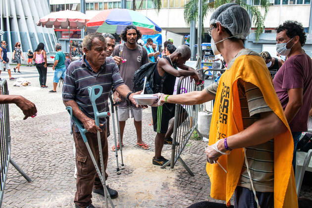 COVID-19 Food Assistance in Brazil RIO DE JANEIRO, BRAZIL, FEB 25: COVID-19 FOOD ASSISTANCE - NGO volunteers distribute free meal to people in precarious situations during the COVID-19 pandemic at downtown Rio , on Feb. 25, 2021. Rio de Janeiro Brazil 6209_232871 Copyright: xChicoxFerreira PentaxPressx
