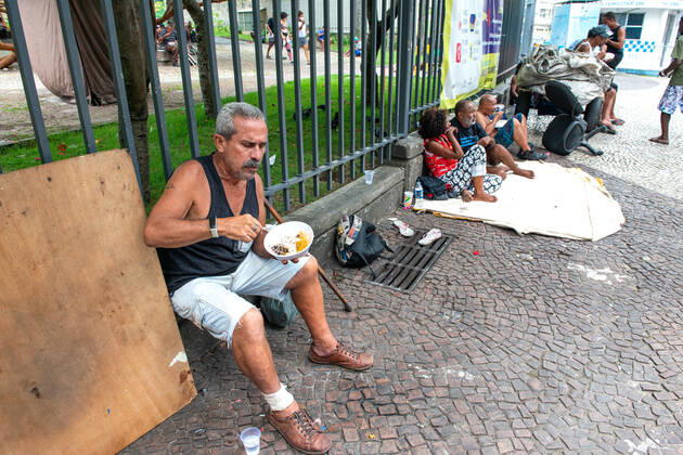 COVID-19 Food Assistance in Brazil RIO DE JANEIRO, BRAZIL, FEB 25: COVID-19 FOOD ASSISTANCE - NGO volunteers distribute free meal to people in precarious situations during the COVID-19 pandemic at downtown Rio , Brazil, on Feb. 25, 2021. Rio de Janeiro Brazil 6209_232882 Copyright: xChicoxFerreira PentaxPressx
