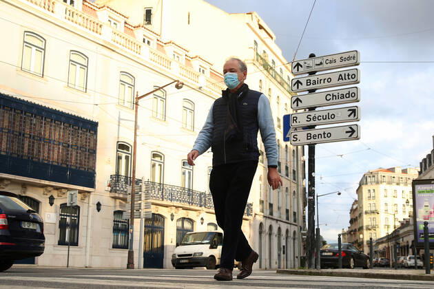 February 25, 2021, Lisbon, Portugal: A men wearing a face mask is seen in Lisbon, Portugal on February 25, 2021. Portugal s parliament approved on Thursday the renewal of the state of emergency in the country through March 16, allowing the government to keep all lockdown and anti-COVID-19 measures in place. Lisbon Portugal - ZUMAf123 20210225_zap_f123_003 Copyright: xPedroxFiuzax