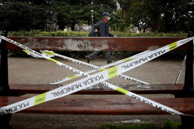 February 25, 2021, Lisbon, Portugal: A men wearing a face mask walks by a police taped bench to prevent its use in Lisbon, Portugal on February 25, 2021. Portugal s parliament approved on Thursday the renewal of the state of emergency in the country through March 16, allowing the government to keep all lockdown and anti-COVID-19 measures in place. Lisbon Portugal - ZUMAf123 20210225_zap_f123_004 Copyright: xPedroxFiuzax