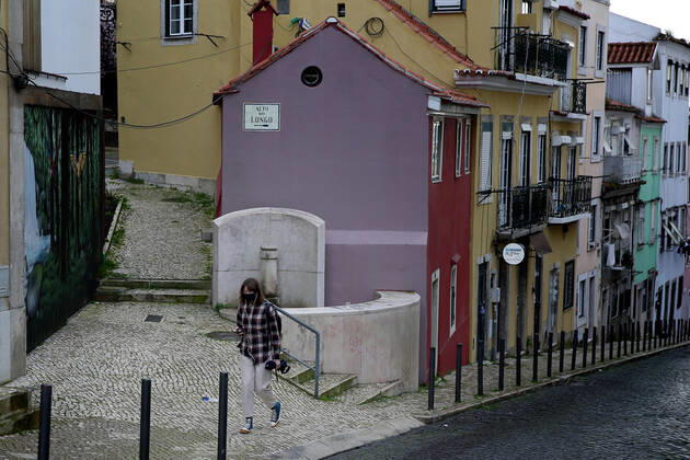 February 25, 2021, Lisbon, Portugal: A woman wearing a face mask is seen in Lisbon, Portugal on February 25, 2021. Portugal s parliament approved on Thursday the renewal of the state of emergency in the country through March 16, allowing the government to keep all lockdown and anti-COVID-19 measures in place. Lisbon Portugal - ZUMAf123 20210225_zap_f123_005 Copyright: xPedroxFiuzax