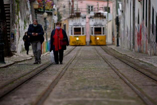 February 25, 2021, Lisbon, Portugal: People wearing face masks are seen in Lisbon, Portugal on February 25, 2021. Portugal s parliament approved on Thursday the renewal of the state of emergency in the country through March 16, allowing the government to keep all lockdown and anti-COVID-19 measures in place. Lisbon Portugal - ZUMAf123 20210225_zap_f123_006 Copyright: xPedroxFiuzax