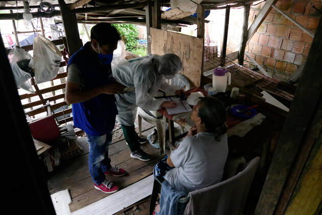 MANAUS, AM - 25.02.2021: VACINAÇÃO IDOSOS DE 70 ANOS E MAIS AM - Vaccination against Covid-19 in the elderly aged 70 and over, in Manaus (AM), this Thursday afternoon (25), in the Parque das Tribos community. In the photo, elderly Aura Nery de Souza, 86, undergoes screening. x2036096x  SandroxPereira