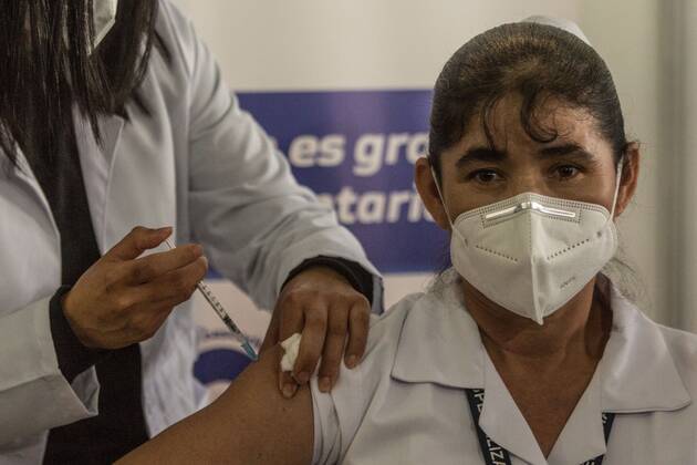 Nurse Magdalena Guevara Gonzalez, 46, receives the covid-19 vaccine at the Parque de la Industria specialized hospital, in Guatemala City, Guatemala, 25 February 2021. A nurse with eleven years of experience became this Thursday the first person vaccinated against covid-19 in Guatemala, after the arrival in the country of 5,000 doses of the pharmaceutical Moderna donated by Israel. A 46-year-old nurse is the first covid-19 vaccine in Guatemala !ACHTUNG: NUR REDAKTIONELLE NUTZUNG!  Copyright: xEstebanxBibax AME8203 20210226-637498978248939087