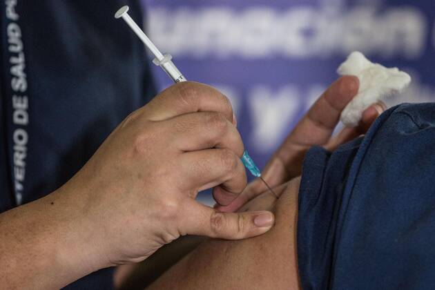 A person receives a vaccine against covid-19 at the specialized hospital Parque de la Industria, in Guatemala City, Guatemala, 25 February 2021. A nurse with eleven years of experience became this Thursday the first person vaccinated against covid-19 in Guatemala, after the arrival in the country of 5,000 doses of the pharmaceutical Moderna donated by Israel. A 46-year-old nurse is the first covid-19 vaccine in Guatemala !ACHTUNG: NUR REDAKTIONELLE NUTZUNG!  Copyright: xEstebanxBibax AME8193 20210226-637498979483762882
