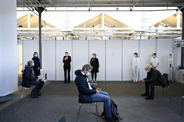 Statsminister Mette Frederiksen (S) taler med en netop vaccineret borger i observationsomraadet, da hun og regionsraadsformand Sophie Haestorp Andersen (S) vises rundt af centerleder Lone Munk Andersen og formand for Region Hovedstadens vaccinetaskforce Jonas Bent Egebart og overvaerer generalproeve i vaccinationscenteret i OEksnehallen i Koebenhavn, fredag den 26. februar 2021. I loebet af fredagen forventes fem tusinde koebenhavnere vaccineret i centeret.. , Copenhagen Denmark Copyright: PhilipxDavali PhilipxDavalix cop105 spdk20210226-105441-L